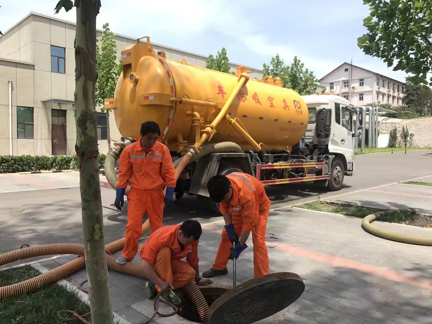 融水管道疏通车停在窨井附近