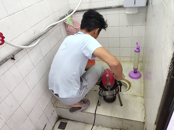 融水管道堵塞冒臭气 专业师傅现场解决问题