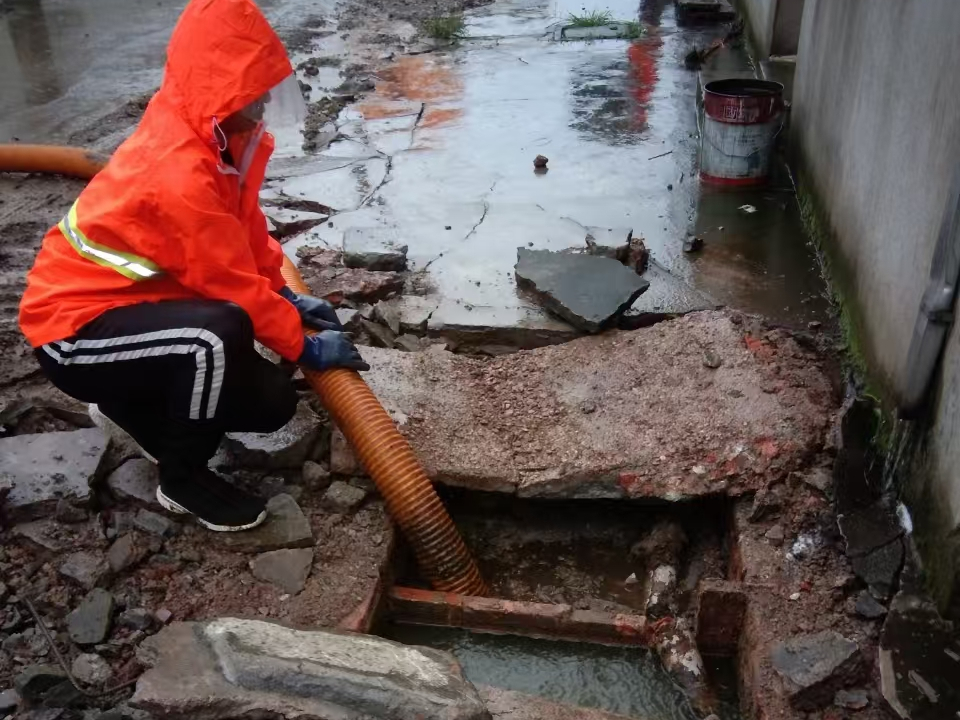 融水专业清理污水池 炜誉市政以规范流程守护城市 “肠道”