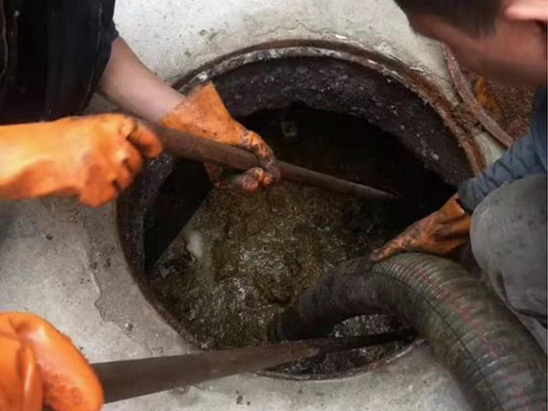 融水清理化粪池时如何避免沼气的危害？